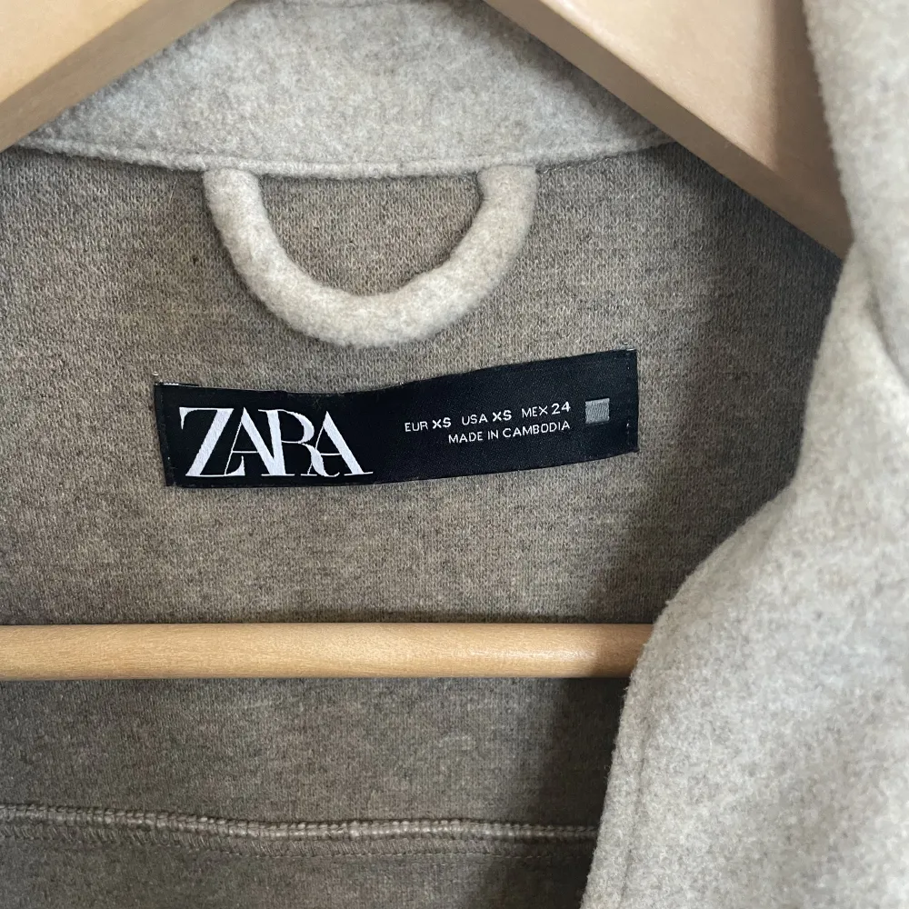Jätte fin beige kappa från Zara. Väldigt bra skick! Kontakta för fler frågor💕. Jackor.