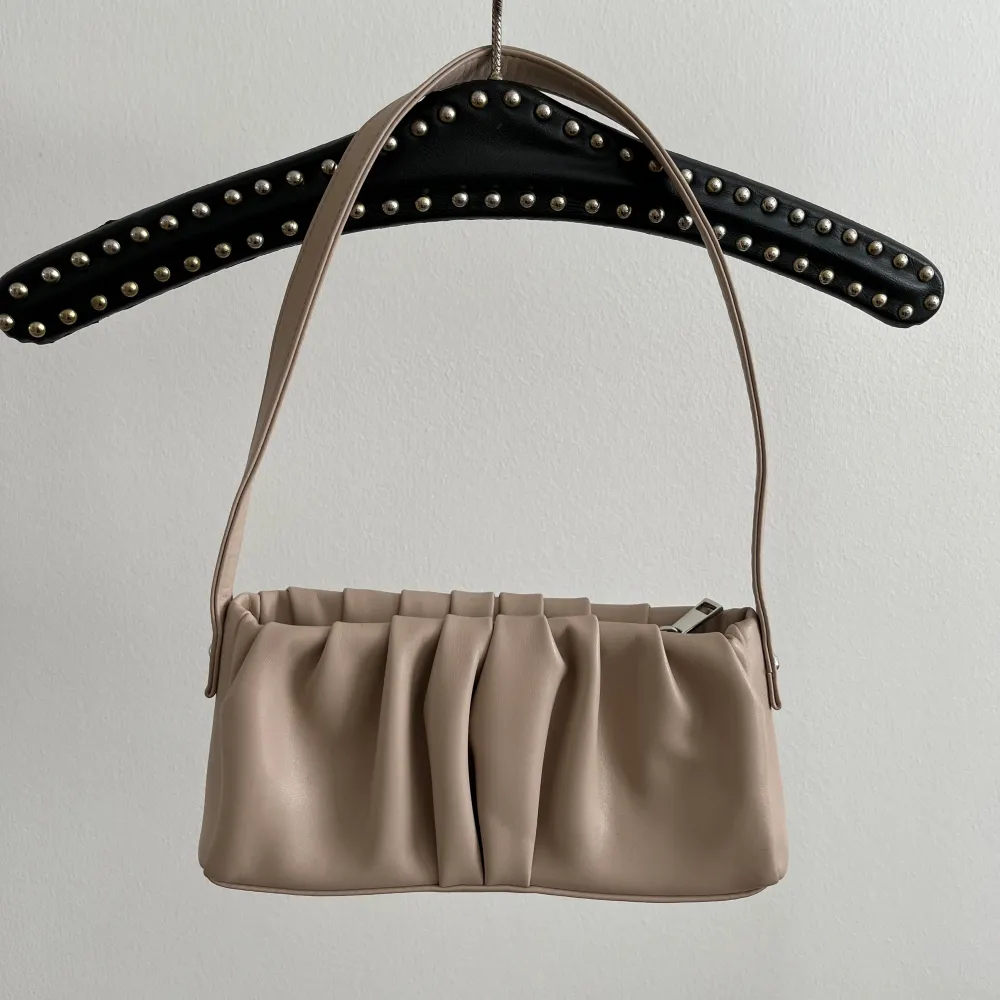 Säljer denna jättefina väska från Asos. Den är i helt nytt skick och en så snygg detalj till vilken outfit slm helst! Köparen står för frakt och det är bara att skriva ifall fler frågor!💞. Laukut & Käsilaukut.