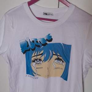 En vit t-shirt med blått anime-tryck.