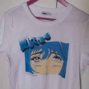 En vit t-shirt med blått anime-tryck. Storlek XL, köpt på New Yorker.