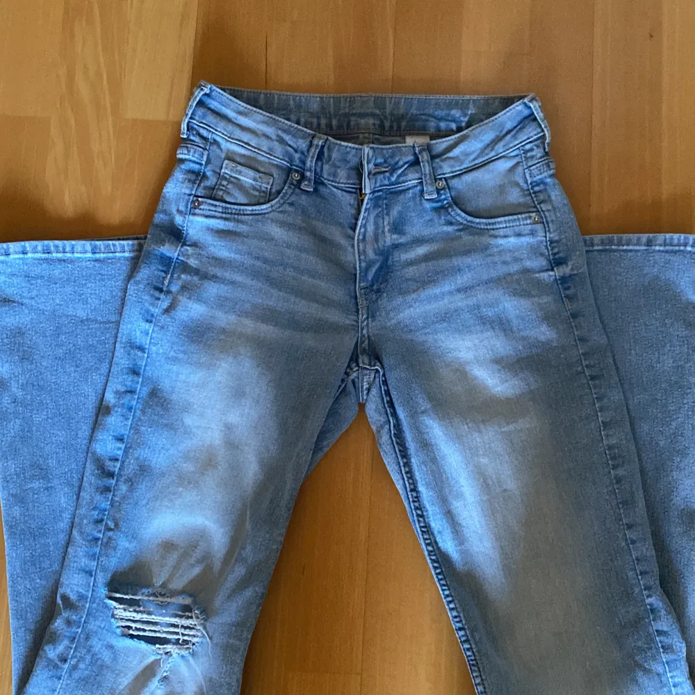 Säljer mina lågmidjade bootcut jeans då de blivit för små för mig. Köpta för 400💗. Jeans & Byxor.