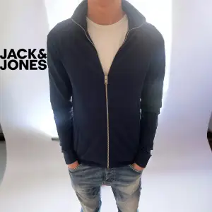 Tja! Säljer en riktigt riktigt snygg tröja ifrån Jack & Jones. Tröjan är i väldigt fint skick och är extremt snygg nu till sommaren! Hör av dig vid fler frågor och funderingar! Molentís 