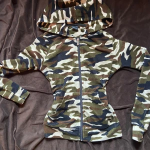 Tajt kofta - Tajt y2k liknande kofta från zara med kamouflage tryck