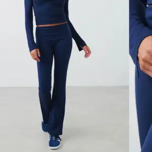 Mörkblå yoga pants i st XS med matchande Hoodie i st S, båda är i bra skick och supersköna! Säljer då dem ej kommer till användning, nypris: runt 350kr styck