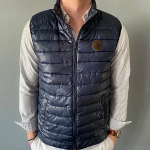 Marinblå väst - Dunväst i fint skick perfekt nu till våren/sommaren 🥃 Storlek M, hör av er vid frågor eller funderingar!