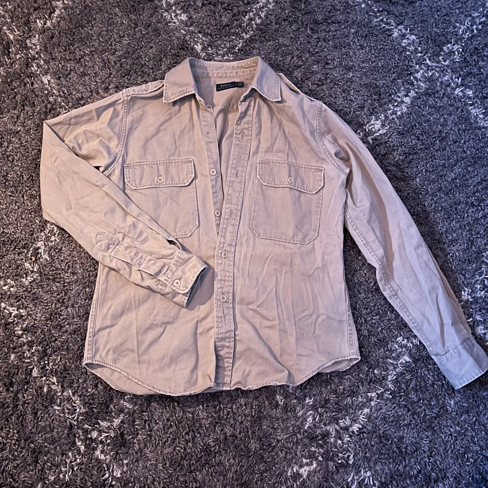 Tja! Säljer nu denna as feta polo ralph lauren skjorta/overshirt perfekt nu till våren! Skjortan är i strl S men passar även M. En knapp är borta längst upp på skjortan men inget som syns när den sitter på! Några funderingar är det bara att skriva!💯. Skjortor.