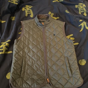 Säljer Morris väst  - Storlek xs, använt en gång, kvitto finns plus den är från nk så nk påse ingår 