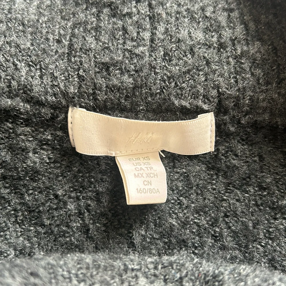 Fin mörkgrå off shoulder tröja från h&m❤️ använder inte längre. Stickat.