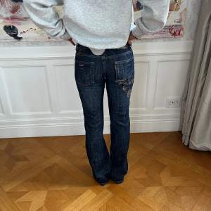 Lågmidjade jeans med coolt broderi Midjemått 74cm  Innerbenslängd 83cm