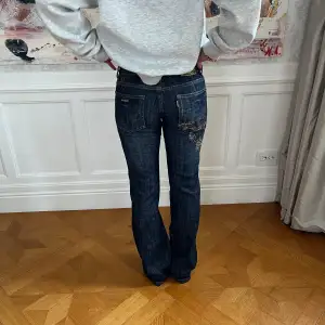 Lågmidjade jeans med coolt broderi Midjemått 74cm  Innerbenslängd 83cm