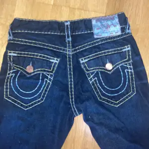 Säljer ett par tvär feta true religion jeans. Modellen är ricky relaxed straight fit. Storlek 32. Bra kondition. Kom dm om ni har fler frågor🔥🙏