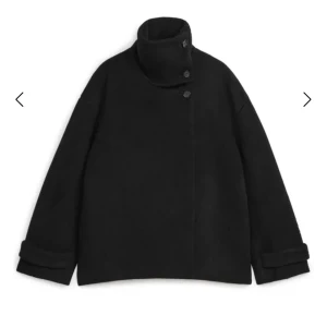 Arket Kappa - Jättefin kappa från arket. Har endast använt den några fåtal gånger och det är en perfekt jacka nu till våren! 💕💕
