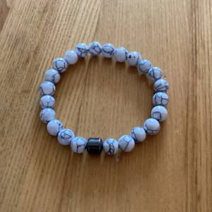 Snyggt armband - Säljer nu mitt helt nya armband då det är för stort. Hör av er vid intresse. 