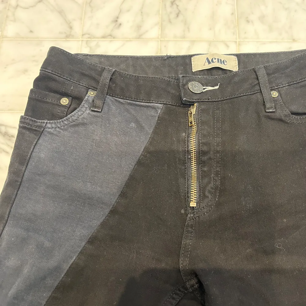 Tighta jeans från Acne Studios, perfekta för någon som är bra på att sy om! Snygga detaljer! . Jeans & Byxor.
