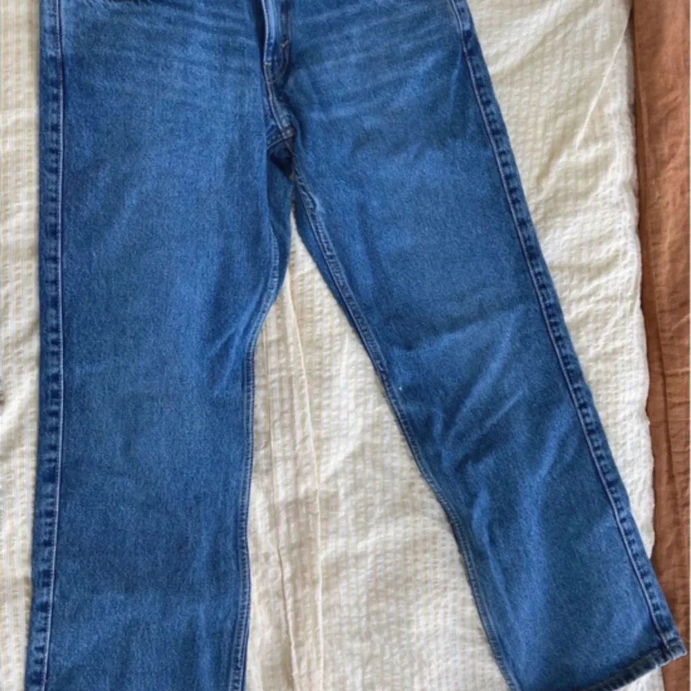 Arrow low waist jeans från weekday. I storlek 27/30. Byxorna är i nyskick har aldrig använt dom, säljer pga att dom är för små . Jeans & Byxor.