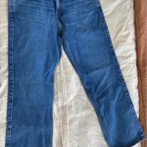 Arrow low waist jeans från weekday. I storlek 27/30. Byxorna är i nyskick har aldrig använt dom, säljer pga att dom är för små 