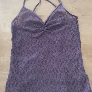 Lila spets linne - Aldrig använd i mycket gott skick