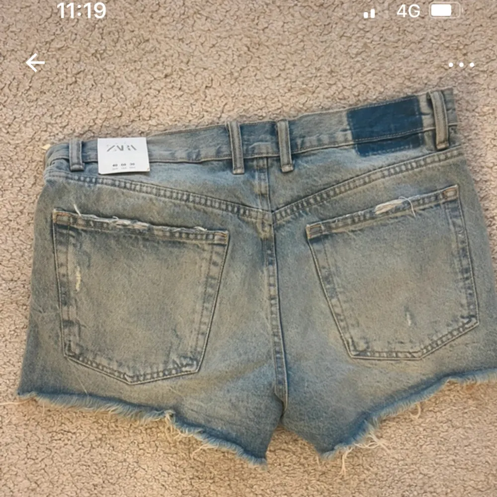 Lågmidjade jeansshorts från Zara i storlek 40.. Shorts.