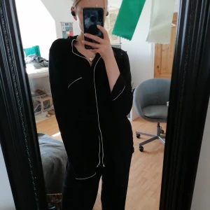 Mjukisett - Världens mysigaste mjukis sätt som är extremt mjukt o gosigt. Har två stycken så säljer det ena i storlek S utan tecken på användning. Väldigt stretchigt tyg pris kan diskuteras Skriv om frågor ( man kan köpa en av delarna för halva priset) 