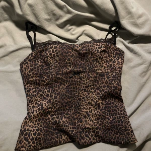 zara leopard topp - testade en gång men passade nt mig 😇  lace gick sönder på högra sidan av toppen men syns nt så mycket (tredje bilden)