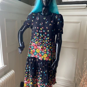 Beautiful vintage 80s Floral dress - The tag is faded and I think it’s a size s or m. Material is some type of rayon I would say. Built in shoulder pads. 