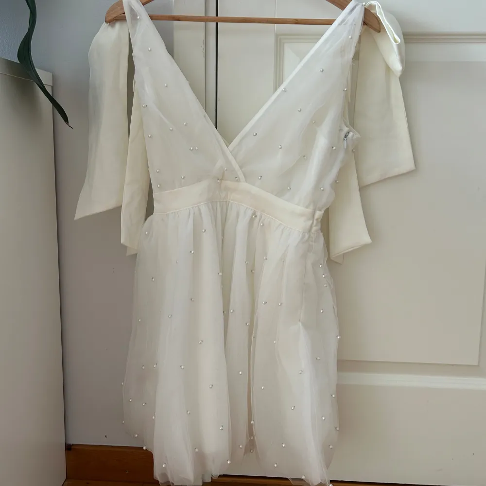 En otroligt fin vit klänning som passar perfekt till student. Jag köpte klänningen facebook marketplace och tjejen jag köpte den av har endast använt den en gång på en möhippa. Nypris ca 2300kr jag köpte den för 900kr. Sista bilden är lånad. . Klänningar.