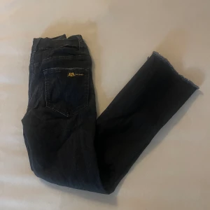 Jeans Two Angels  - Säljer jeans från Two Angels. Inköpta i deras butik på Vallgatan i Göteborg. Storlek S. Knappt använda. Säljes pga flytt💕