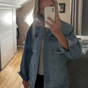 Jeansjacka - Skitsnygg jeansjacka strlk 34/36 passar mig med S😊 helt oanvänd endast provad.❤️