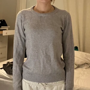 Stickad tröja från vila - Grå stickad tröja från vila. Använd Max 5 gånger. 
