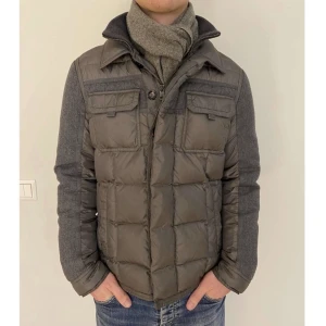 Moncler jacka  - Moncler blais, strl 2 Fint skick, finns tecken på användning men inget anmärkningsvärt 