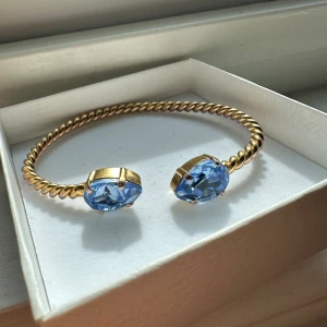 Caroline Svedbom armband💕💕 - Caroline Svedbom armband i färgen light sapphire, bra skick