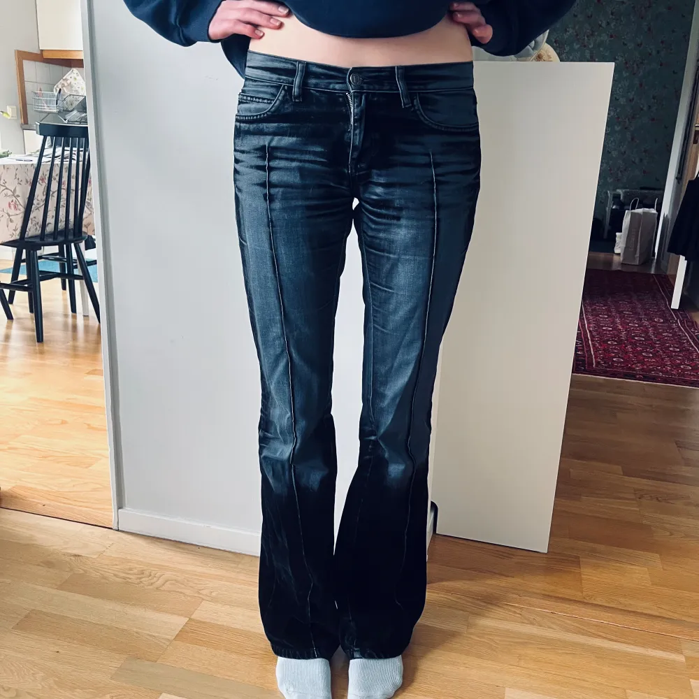 Jätte fina only jeans som sitter bra i längden på mig som är 175cm lång.😍skriv för fler frågor 👌. Jeans & Byxor.