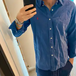 Riktigt cool skjorta till sommaren i en blå färg.