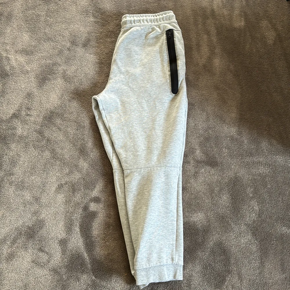 Helt nya Nike tech byxor använt 1-2 gånger sen jag köpte dom. Jeans & Byxor.