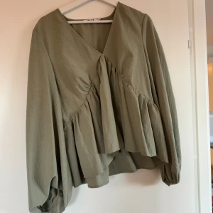 Blus  - Blus i storlek M säljer för 100 kr använt en gång 