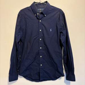 Ralph Lauren skjorta, mörk blå med ljus blå badge Storlek M  Skick: 9/10