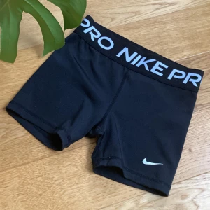 Nike pro shorts - Super snygga Nike pro shorts i storlek medium för barn! Super sköna och perfekta till tex gymnastik! Inga skador! Nästan som nya😇 säljer dessa pgå att dem har blivit för små!