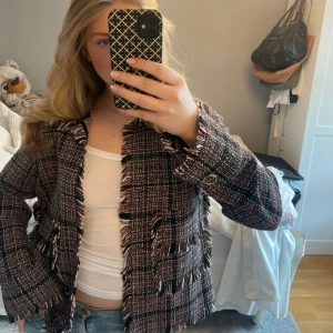 Supersöt vårjacka - Superfin vårjacka med röda och svarta inslag. Storlek 40 men passar mig perfekt som vanligtvis är en S ❣️