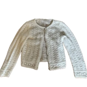 Stickad kofta - Söt stickad kofta. Använt skick, finns några små fläckar samt att det saknas en knapp. Finns varken storlek eller märke. Sitter som en S.💞