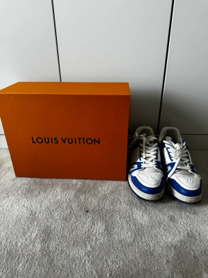 Louis Vuitton Trainer Skor - Trainer skor blåa, väldigt bra skick då jag inte använt dom mycket alls. storlek 41. Köpta 2020 