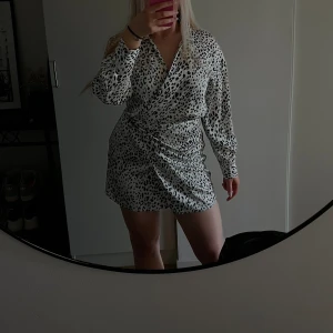Vit satinklänning - Vit satinklänning med svart leo-mönster 🐆 tror inte jag någonsin använt den men tyvärr är lappen borta 🤍 strl L men är som en strl M.