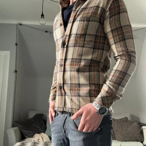 samsoe samsoe overshirt - samsoe samsoe overshirt som bara är använd 2-3 gånger. Ny pris 2200kr  (Pris kan diskuteras)