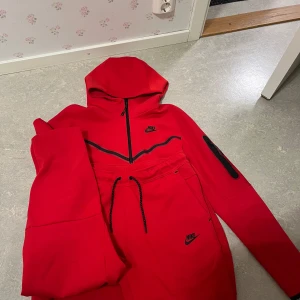 Nike tech röd - Ny oanvänd Nike tech  Färg röd Byxor ingår  Storlek M på byxor och kofta  Pris kan diskuteras 
