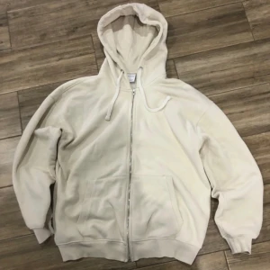 Hoodie - Super fräsch och skön hoodie. Passar perfekt till sommaren och inga defekter. Sitter väldigt bra också enligt mig iallafall då brädden minskar mot slutet.