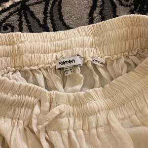 En low waist long kjol från koton, den var köpt i Turkiet. Har använt ett par gånger men är i ett bra skick😊