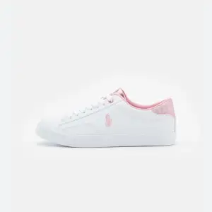 Söker ett par Ralph Lauren skor i rosa med glitter där bak! Behöver storlek 37! 700-800 är det högsta jag kan betala!
