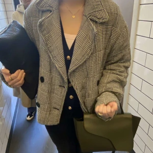 Perfekt vårkappa - Säljer min fina kappa från zara. Perfekt till vår och höst!