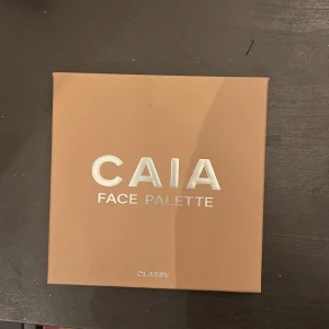 Caia palett  - Säljer min Caia palett o classy då den inte kommer till användning. Endast bronzer är använd Max 3 gånger men allt är i jättebra skick. Kontakta för fler bilder ❤️🥰 pris kan diskuteras vid snabb affär 🙌🏽