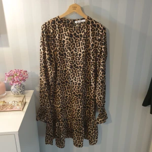 Klänning  - Leopard klänning med volanger från Nakd. Aldrig använts. Storlek 40