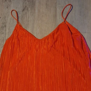 Loose-fit röd sommarklänning - Väldigt mjuk och tunn material, klänningen har flera lager och därför inte genomskinlig. Den är väldigt lång och kan därför användas antingen som en lösformad sommarklänning eller kan man stoppa in det lite i byxorna och kalla den en tröja. :)